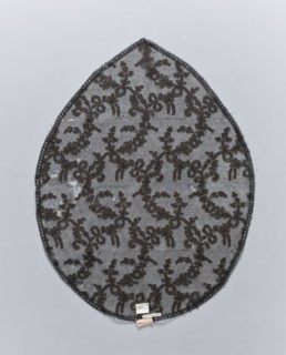 Lace, plant ornaments, in the shape of an oval pointed on one side. A narrow strip of geometric