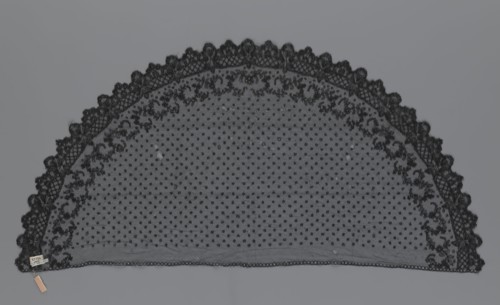 Veil; creator, veil; lace; clothing accessory; fashion. Lace with a floral-geometric pattern