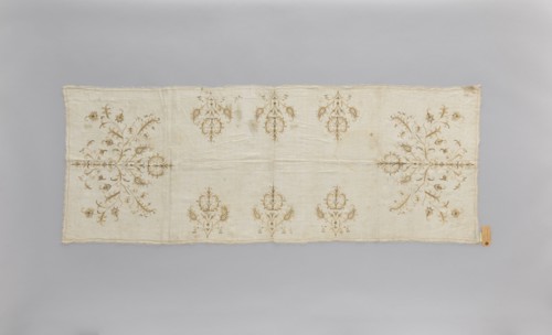 Church napkin of thin white linen 25 warp and weft threads per cm covered with embroidery featuring