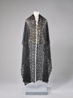 Shawl; maker, shawl; fashion; women's clothing; clothing accessory; floral ornaments; meander