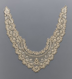 Collar, lace, ornamented with rosettes, floral leaves, and diagonal spider-like meshes arranged