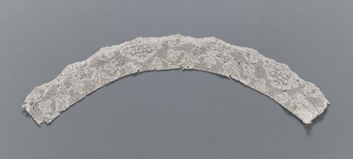 Lace fragment, Binche lace, slightly rounded in shape. The lower edge is slightly serrated, the