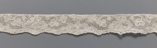 Lace fragment, lace, Malines Mechelen lace, motifs outlined with additional thread, Ißgrond
