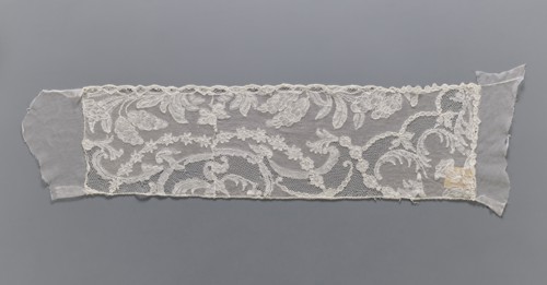 Lace fragment, A leafy tendril with fruit is arranged along the lower edge. At the upper edge, a