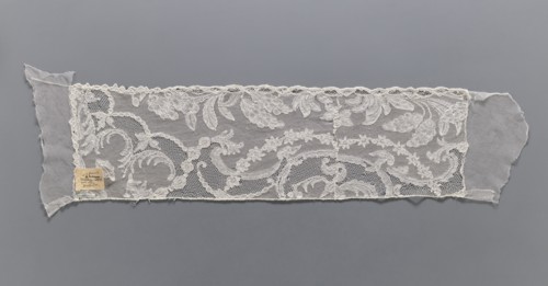 Lace fragment, A leafy tendril with fruit is arranged along the lower edge. At the upper edge, a