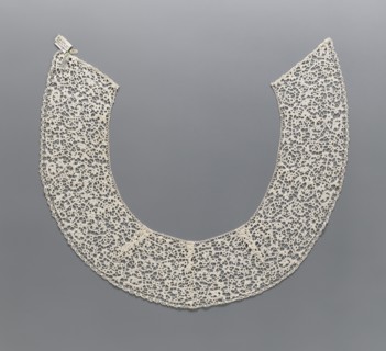 Collar;, Semicircular lace collar with elongated corners shape obtained using darts, decorated with