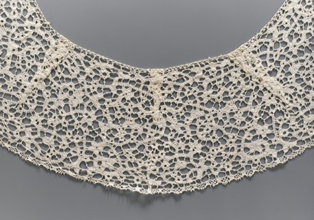Collar, floral ornaments, semicircular shape obtained using darts with elongated corners, de brides