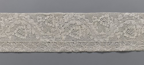 Lace fragment, bobbin lace Malines/Mechelen, 18th century; plant ornaments with floral branches and