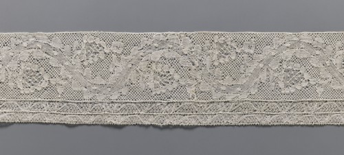 Lace fragment, bobbin lace Malines/Mechelen, 18th century. Plant ornaments: floral branches grow in