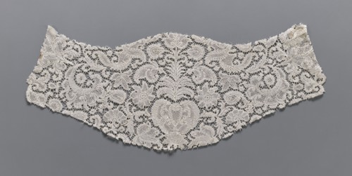 Fragment of lace, plant ornaments, bobbin lace, 18th century, Flanders, width 17 cm, length 46 cm,