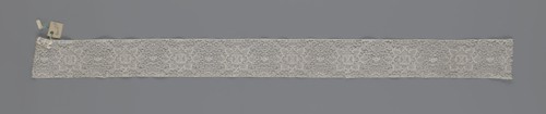 Fragment of bobbin lace, 18th century, Flanders; width 9 cm, length 51 cm; subject: lace; maker,