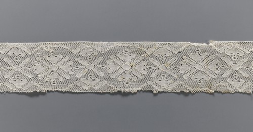 Lace fragment, bobbin lace with rosettes, the rosettes are framed by a tendril motif at the top and
