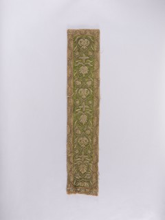Chasuble column, embroidery on light green satin fabric bordered with pink-salmon fabric;