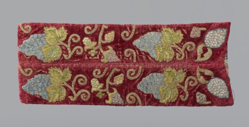 Fragment of a chasuble column, embroidery, fragment of a larger textile object, vines, liturgical