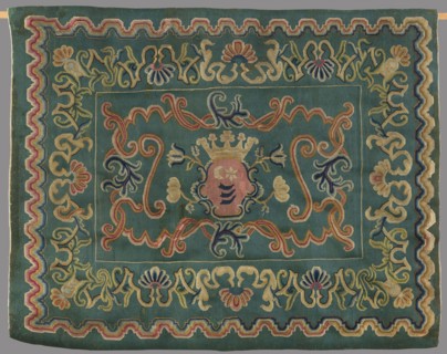 Kilim, In the center of the main field is a shield composed of ogee and rooster combs – the Wolda