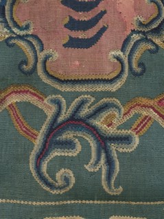 Kilim, In the center of the main field is a shield composed of ogee and rooster comb motifs — the