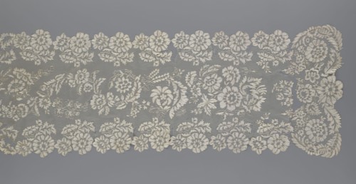 Shawl, shawl, clothing accessory, women's clothing, fashion, lace with serrated edges, design of