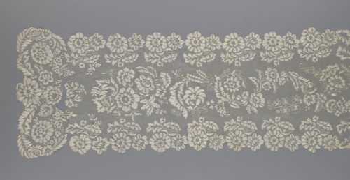 Shawl; creator, shawl; clothing accessory; women's clothing; fashion; lace with serrated edges;