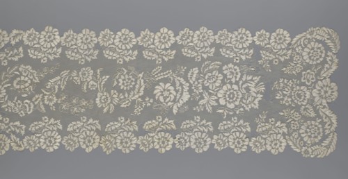 Shawl, shawl; clothing accessory; women's clothing; fashion; lace with serrated edges; design
