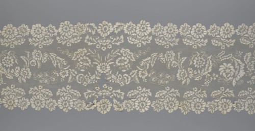 Shawl, shawl, clothing accessory, women's clothing, fashion, lace with serrated edges, design of