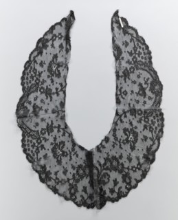 Collar, lace clothing accessory for women's fashion. Around the outer serrated edge are
