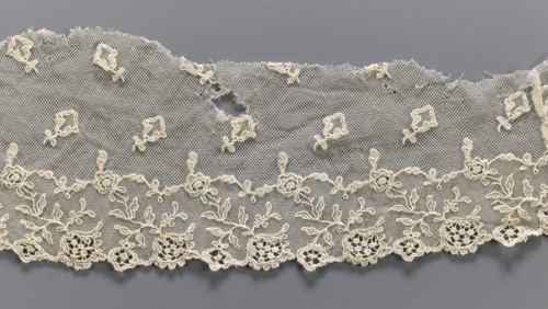Lace fragment, lace, provenance unknown, plant ornaments, tulle embroidered with twig and floral
