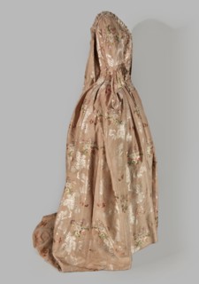 Two-piece robe à la française dress made of silk in the colour of dried rose with motifs of