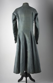 Zupan made of steel-blue grosgrain, long, fastened at the front with leatherwork buttons. Fitted at