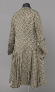 Szustokor, Szustokor made of silver lame with a net ornament featuring a pattern of small flowers.
