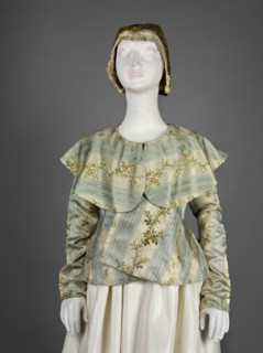 Women's caraco 18th century, blue and white silk brocaded and embellished with rose branches.