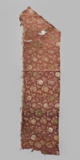 Fabric fragment, 17th century, Italy, warp-woven satin background with pale red silk warp and two