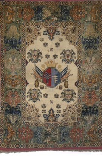 Rug with the Potocki and Mniszech coats of arms. A light central field surrounded by a wide