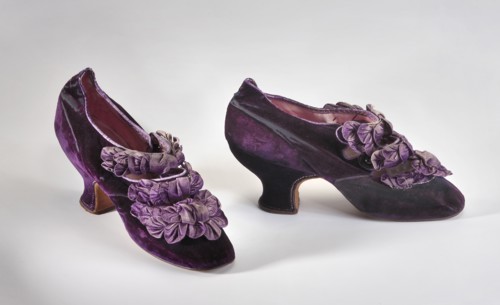 Women's slippers. Shallow slippers with two buttoned flaps at the front. Contoured heel. Upper made