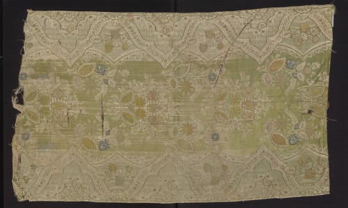 Fabric fragment, broached silk damask, early 1st quarter of the 18th century, France. Warp-covered