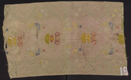 Fabric fragment, silk brocaded and broached damask, 1st quarter of the 18th century, France.