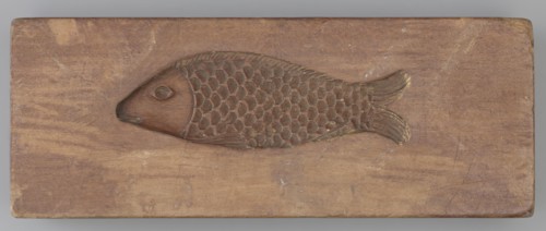 Double-sided gingerbread mould. Side A: figure of a lady in a decorative, pleated dress from the