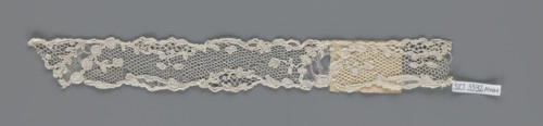 Lace fragment, lace with an ornament carried on two edges by a free tendril and carried diagonally