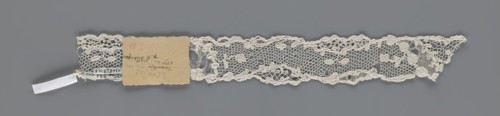 Lace fragment, lace with ornament carried on two edges with a free tendril, also carried diagonally