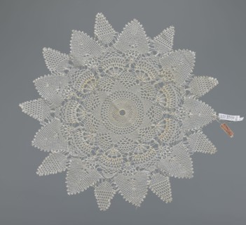 Napkin, napkin, lace napkin, white, round with large triangular teeth along the edge, concentric