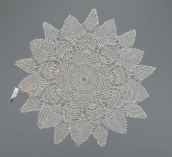 Napkin, napkin, lace, lace napkin, white, round with large triangular teeth along the edge;