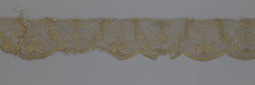 Lace fragment, lace strip finished with flat arched teeth on one side and straight on the other; in