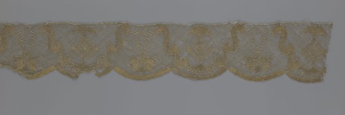 Lace fragment, lace strip finished with flat arched teeth on one side and straight on the other; in