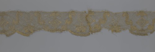Lace fragment, lace strip finished with flat arched teeth on one side and straight on the other; in