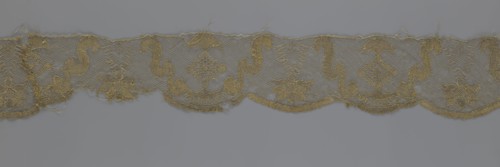 Lace fragment, lace strip finished with flat arched teeth on one side and straight on the other; in