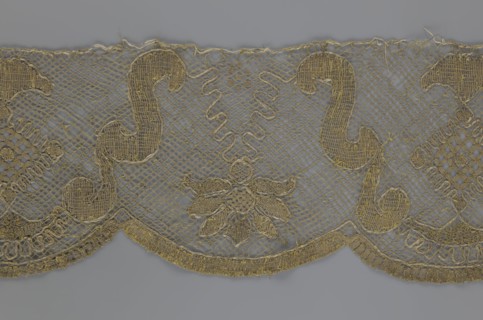 Lace fragment;, The lace strip is finished with flat, arched teeth on one side and straight on the