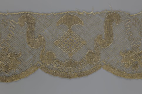 Lace fragment, lace strip finished with flat arched teeth on one side and straight on the other. In