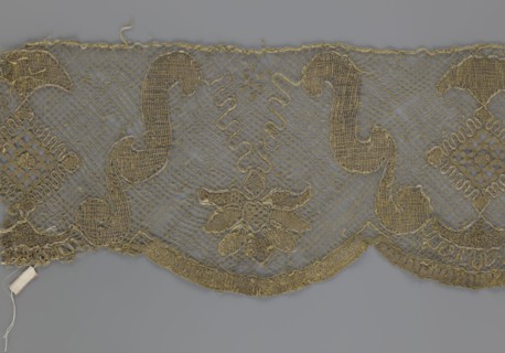 Lace fragment, lace strip finished with flat arched teeth on one side and straight on the other; in