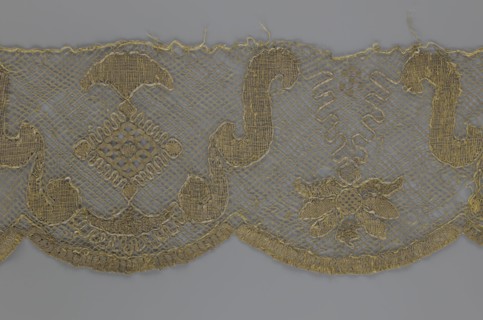 Lace fragment, lace strip finished with flat arched teeth on one side and straight on the other; in
