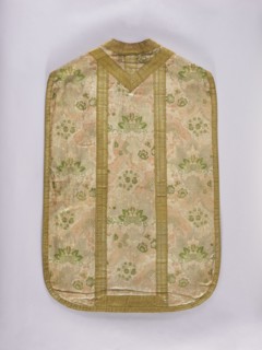 Chasuble, Lace and floral ornaments; pattern of wavy ribbons with fan-shaped bouquets of small