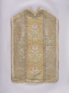 Chasuble, Chasuble made of two types of lace fabrics: the front and sides of the back are a